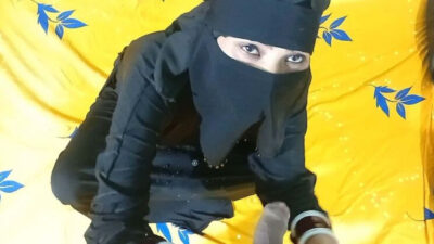 Başörtülü Kadın Ofiste Ayak Fetişi Olan Patronu Memnun Ediyor