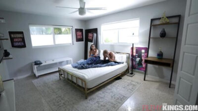 Üvey oğlunu Sikini Ağzına Alarak Uyandırıyor