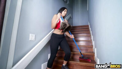 Arap Hizmetçisini Soyup Sikiyor