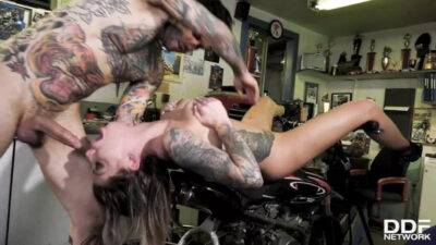 Dövmeli Sürtüğü Torna Tezgahında Beceriyor