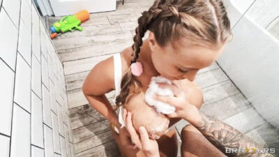 Büyük Memeli Kız Arkadaşını Duşta Sikiyor