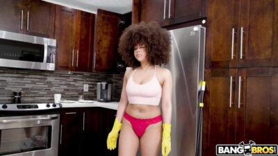 Kıvırcık Hizmetçisini Para Karşılığında Sikiyor