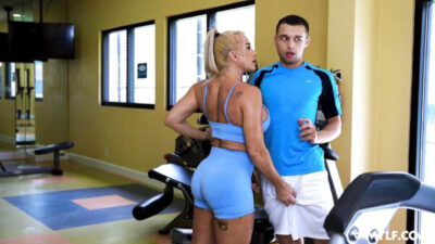 Milf, Antrenmandan Sonra Onunla Sikişiyor