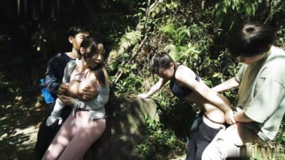 Büyük Göğüslü Japon Kız ve Kız Arkadaşı Grup Pornoda