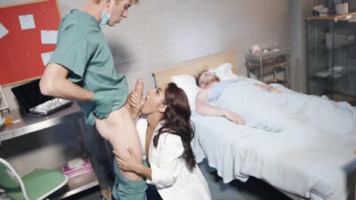 Genç Hemşire Ameliyat Sırasında Doktoru Baştan Çıkardı