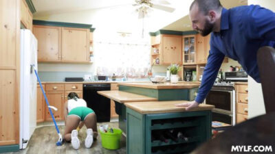 Gözlüklü Hizmetçi, İşvereni Onu Sikerken Evi Temizlemeye Devam Ediyor